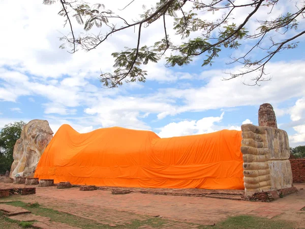 Ayutthaya, Thailandia - 9 agosto 2015: Buddha a Wat Lokaya Sutha il tempio storico — Foto Stock