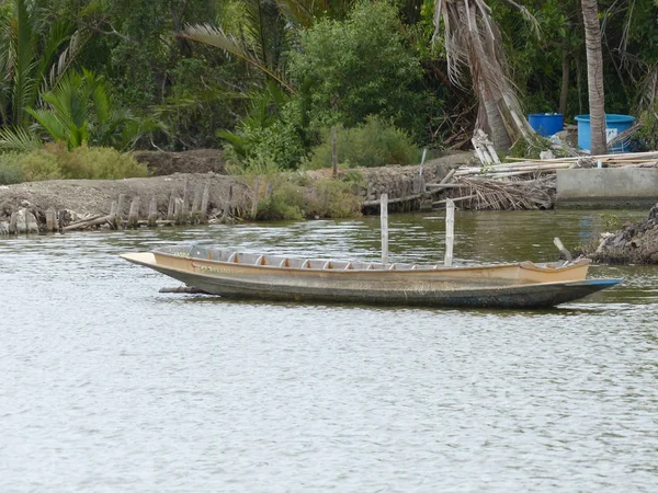 Wooden fishing boat on the river — Stock Photo, Image