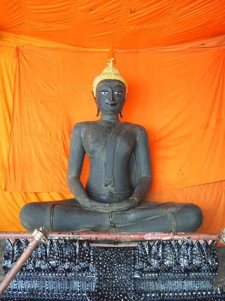 Bangkok, Thailandia- 26 LUGLIO 2015: Statue del Buddha d'oro in fila all'interno della sala del tempio di Wat Suthat  . — Foto Stock