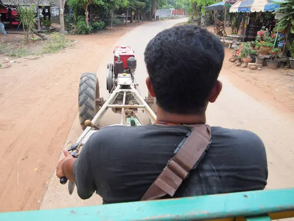 Muž s traktorem zblízka — Stock fotografie