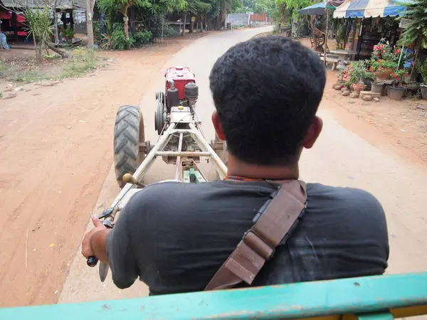 Homem com trator de perto — Fotografia de Stock