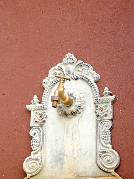 Dettaglio di un rubinetto vintage collocato in giardino — Foto Stock