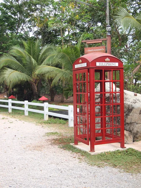Traditionelles rotes Telefon alten Stils — Stockfoto