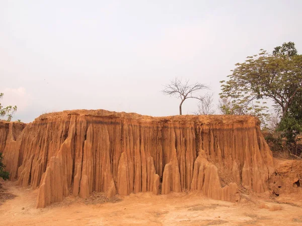 Парк Лалу в провинции Сакао, Таиланд, из-за эрозии почвы производит странные формы — стоковое фото
