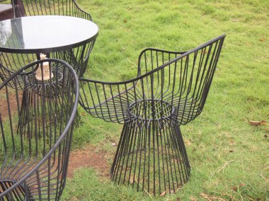 metal masa ve sandalyeler bir çimenlerin üzerinde