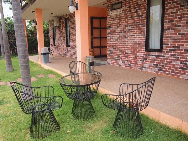 Metal Masa Sandalyeler Bir Çimenlerin Üzerinde — Stok fotoğraf