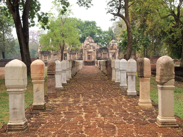 Le chemin de pierre dans le parc historique — Photo