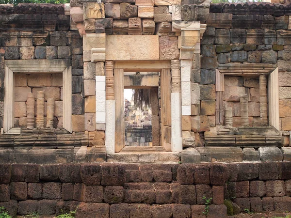 Dveře na Prasat Sdok Kok Thom, Sa Kaeo, Khmer chrám v Thajsku — Stock fotografie