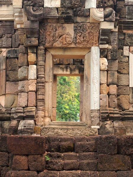 Дверь в Прасат Сдок Кок Тхом, Са Кео, кхмерский храм в Таиланде — стоковое фото