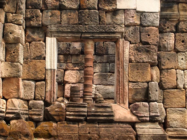 Fenster am prasat sdok kok thom, sa kaeo, khmer Tempel in Thailand — Stockfoto