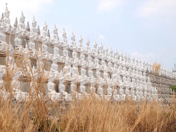 Sakeaw, Thailand - 29 maart 2015: Rij van witte Boeddha standbeeld op het veld voor de eredienst. — Stockfoto