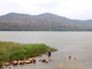nehrin orada Tayland balıkçı