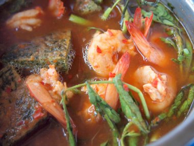 Baharatlı ve köri ile karides ve sebze çorbası