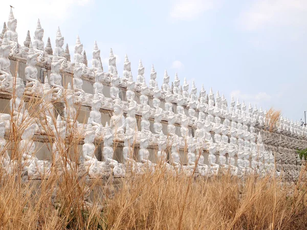 Sakeaw Thailandia Marzo 2015 Fila Statua Del Buddha Bianco Sul — Foto Stock