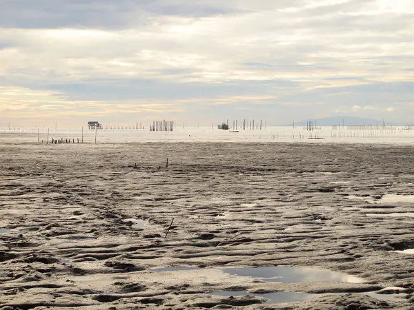 Zeegezicht op blauwe hemel — Stockfoto