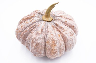 Üst görünüm, beyaz arkaplanda izole edilmiş balkabağı.