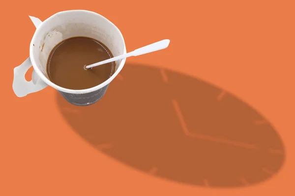 Papel branco xícara de café e sombra de tempo — Fotografia de Stock