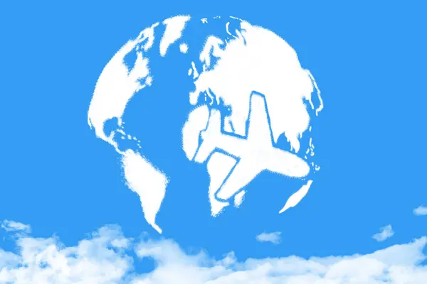 Mapa světa a mraky ve tvaru letadla na modré obloze — Stock fotografie