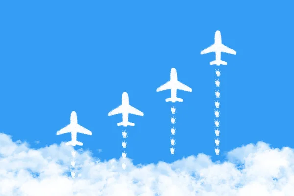 Bulut şekilli iş dünyası rekabet stratejisi ve rekabetçi avantajlı şirket kavramı üzerine uçak — Stok fotoğraf