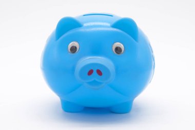 Mavi kumbara ya da para kutusu beyaz arka planda izole edilmiş.