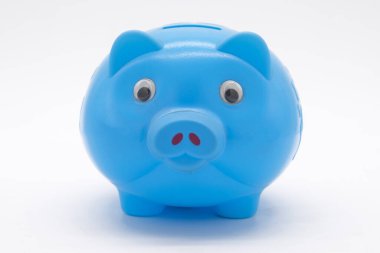 Mavi kumbara ya da para kutusu beyaz arka planda izole edilmiş.