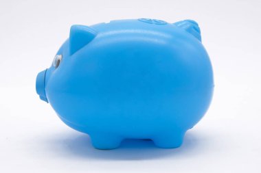 Mavi kumbara ya da para kutusu beyaz arka planda izole edilmiş.