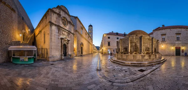 Панорама Большого фонтана Онофрио и церкви Святого Спасителя в вечернее время, Дубровник — стоковое фото