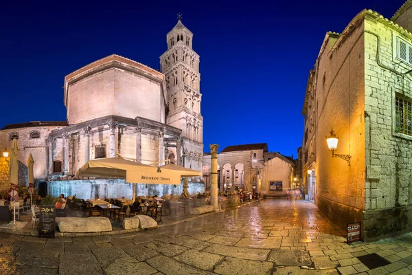 Sloupořadí Diokleciánův palác v večer, Split, Dalmácie, Chorvatsko — Stock fotografie