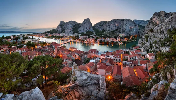 Pemandangan udara Kota Tua Omis dan Sungai Cetina Gorge, Dalmatia, Kroasia — Stok Foto