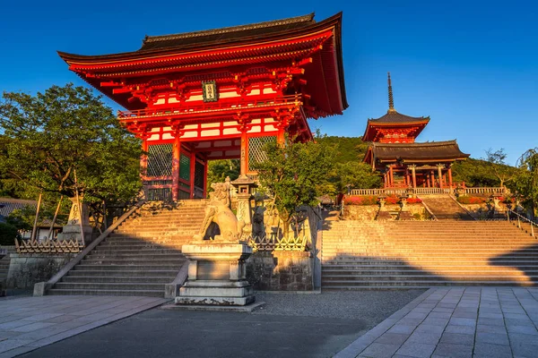 Templo de Otowa-san Kiyomizu-dera en la noche, Kyoto, Japón — Foto de Stock