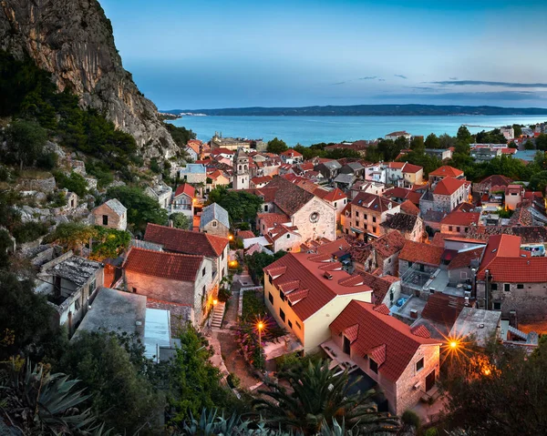 Luchtfoto van Omis en kerk van het Heilige Kruis in de avond, Omis, Dalmatië, Kroatië — Stockfoto