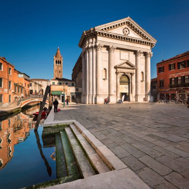 Campo San Barnaba Meydanı ve San Barnaba kilise Venedik, İtalya