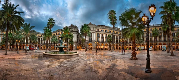 Placa Reial in the Morning, Барселона, Каталония, Испания — стоковое фото