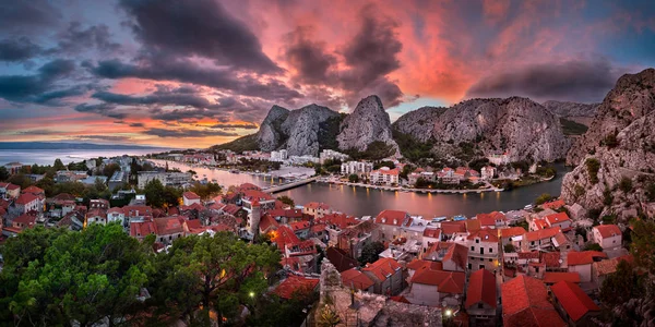 Flygfoto över Omis och Cetina floden vid dramatiska solnedgången, Dalmati — Stockfoto