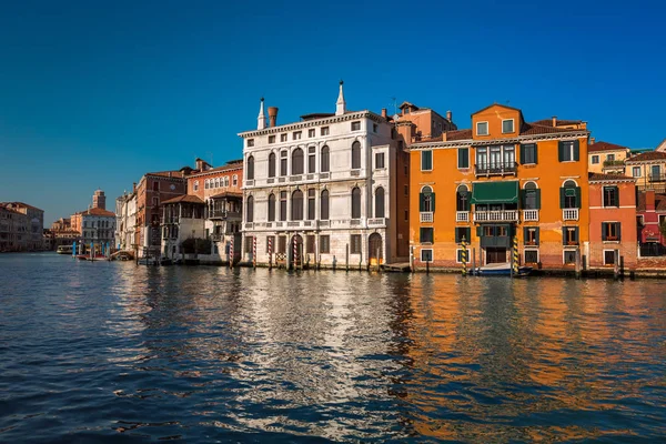 Canal Grande och Palazzo Giustinian Lolin i Venedig, Italien — Stockfoto