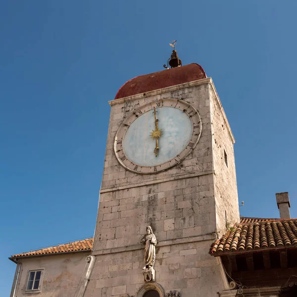 Torre dell'orologio della chiesa di San Sebastiano nel centro di Trogir, D — Foto Stock