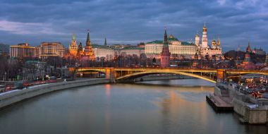Kremlin ve akşam, Moskova, Russi Bolshoy Kamenny Köprüsü