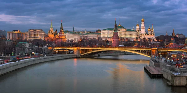 Kreml och Bolshoy Kamenny Bridge i den kvällen, Moskva, Russi — Stockfoto