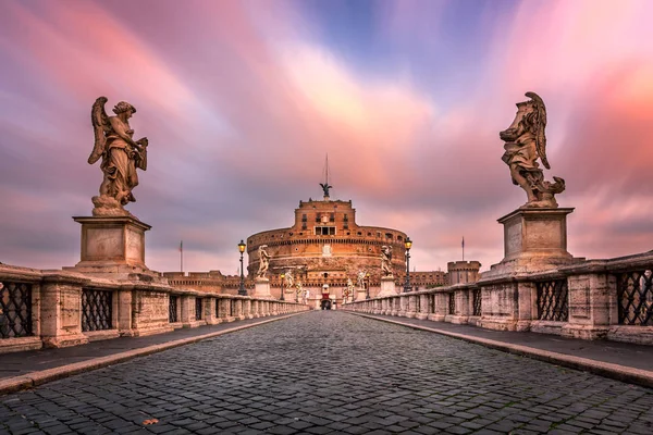 Ponte Sant'Angelo i Castel Sant'Angelo rano, Rzym, ja — Zdjęcie stockowe