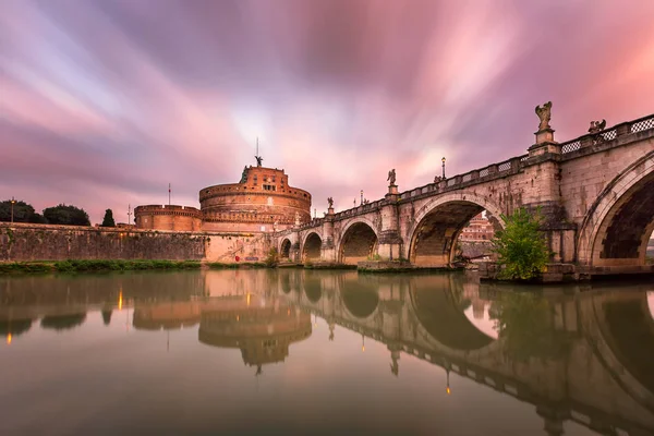 Ponte Sant'Angelo e Castel Sant'Angelo al mattino, Roma, I — Foto Stock