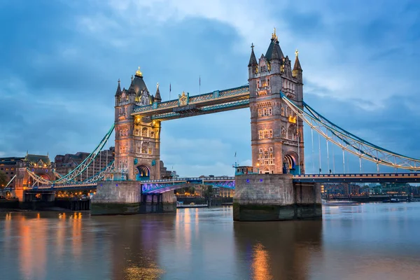 Tower Bridge i Tamizy w godzinach porannych, Londyn, Wielka Kin — Zdjęcie stockowe