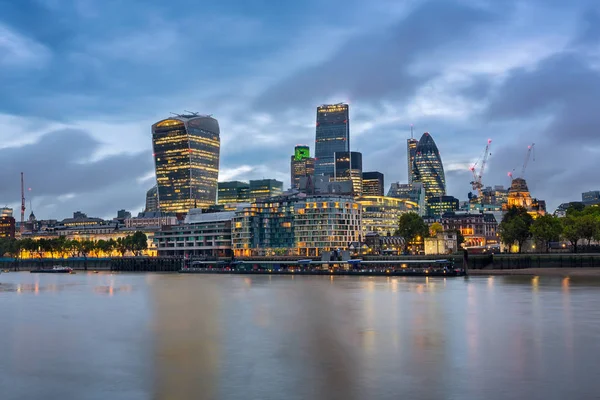 London City Skyline och floden Themsen i morgon, London, Uni — Stockfoto