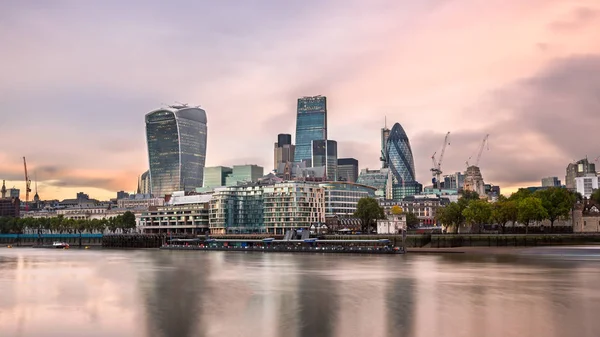 London City Skyline och floden Themsen i morgon, London, Uni — Stockfoto