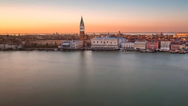 Campanile, Palácio dos Doges e horizonte de Veneza à noite, Venic — Fotografia de Stock