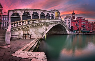 Rialto Köprüsü ve San Bartolomeo kilisede gündoğumu Panoraması