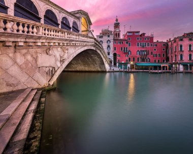 Rialto Köprüsü ve San Bartolomeo kilisede Sunrise, Venedik
