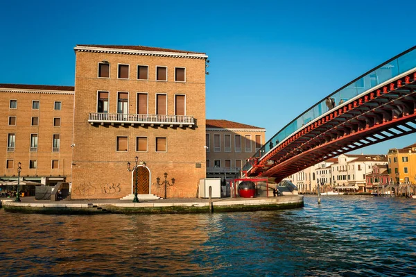 Verfassungsbrücke und ferrovia station in venedig, italien — Stockfoto