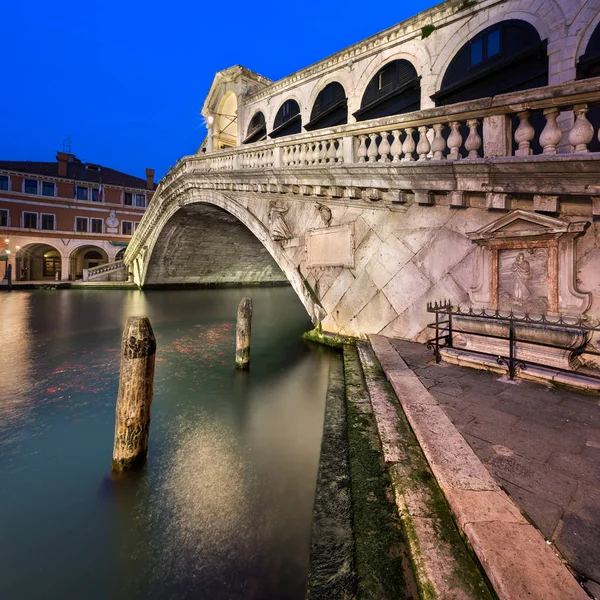 Canal Grande und Rialto-Brücke im Morgengrauen, Venedig, Italien — Stockfoto