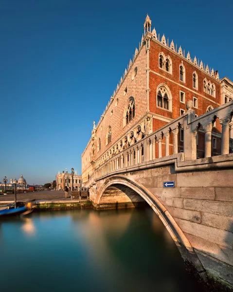 Palazzo Ducale illuminato dal sole nascente all'alba, Venezia, Italia — Foto Stock