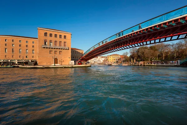 Verfassungsbrücke und ferrovia station in venedig, italien — Stockfoto